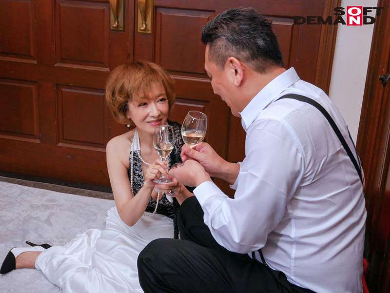 真梨邑ケイが男性とワインを飲んでいる